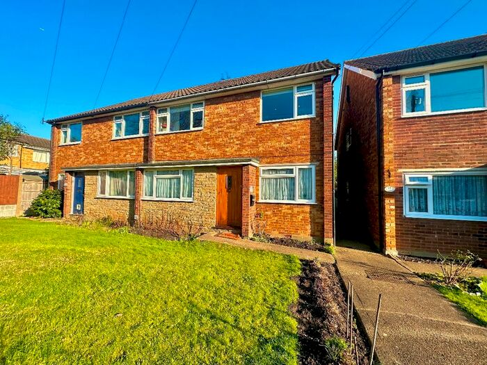 2 Bedroom Maisonette To Rent In Avenue Close, Harold Wood, Romford, RM3