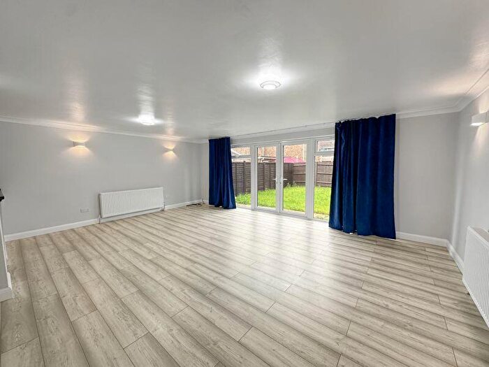 3 Bedroom Semi-Detached House To Rent In Rochfords Gardens, Slough, SL1