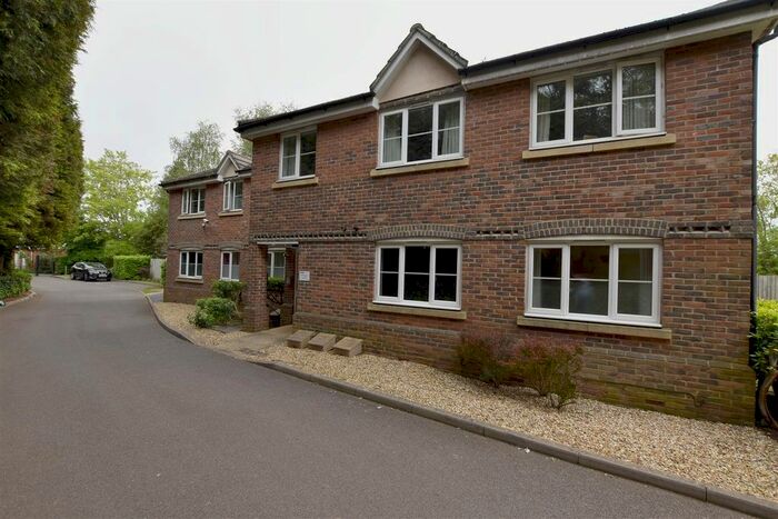 2 Bedroom Flat To Rent In Latimer Court, Earlswood, Redhill, RH1