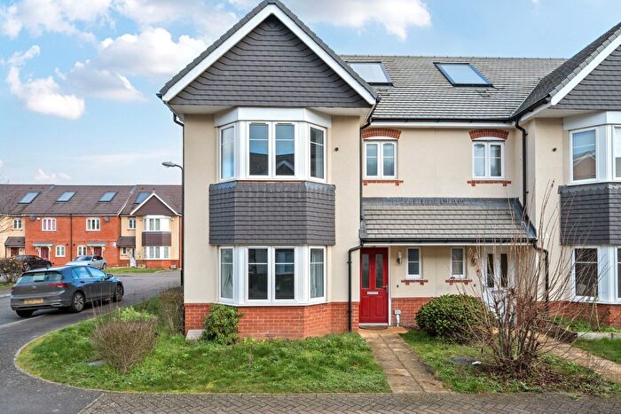 3 Bedroom Semi-Detached House To Rent In Oxlade Drive, Slough, Berkshire, SL3