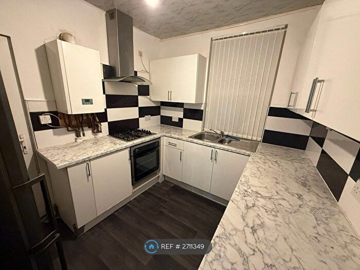 4 Bedroom Semi Detached House To Rent In Carrill Grove, Manchester, M19