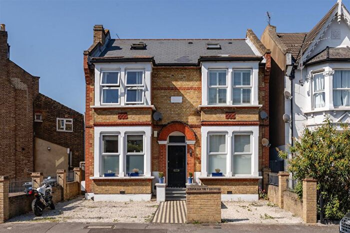 3 Bedroom Flat For Sale In Selsdon Road, London, E11