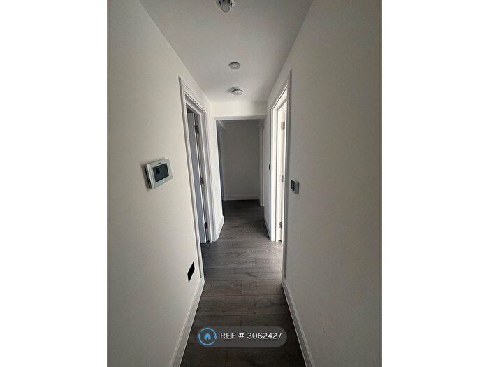 3 Bedroom Flat To Rent In Dalston, Dalston, E8