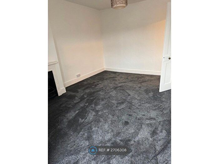 2 Bedroom Flat To Rent In Nutfield Road, Merstham, Redhill, RH1