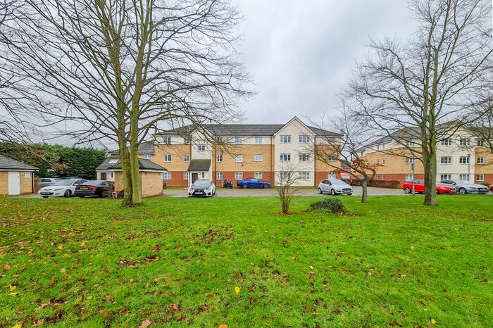 2 Bedroom Flat To Rent In Sherriff Close, Esher KT10