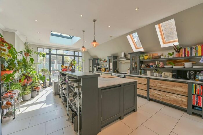 5 Bedroom Property To Rent In Baldwyn Gardens, Acton, London, W3