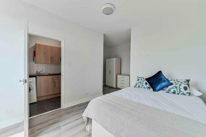 Flat To Rent In Mountview Road, Crouch End, N4