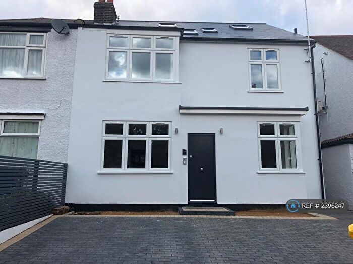 3 Bedroom Flat To Rent In Bell Lane, London, NW4