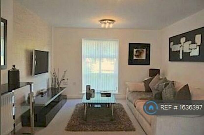2 Bedroom Flat To Rent In Woodsley Fold, Bradford, BD13