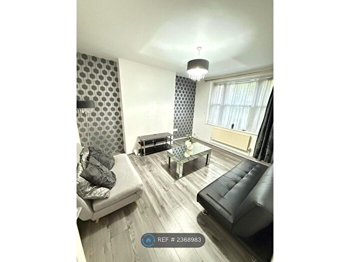 1 Bedroom Flat To Rent In Dickinson House, London, E2