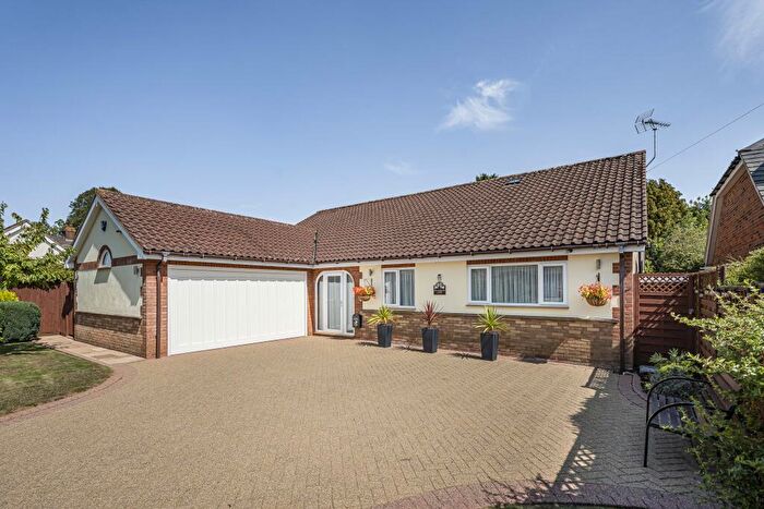 4 Bedroom Detached Bungalow For Sale In Dovehouse Lane, Kensworth, Dunstable, LU6