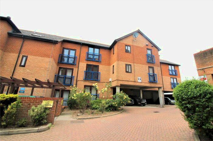2 Bedroom Flat To Rent In West Street, Gravesend, Kent, DA11