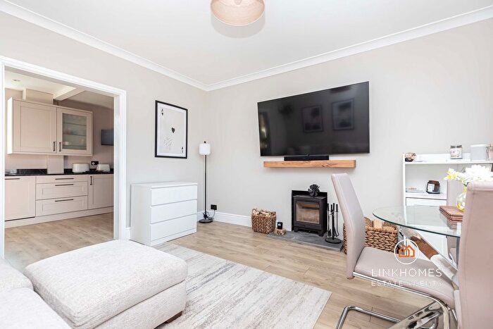 2 Bedroom Detached House For Sale In Foxholes Road, Poole, BH15
