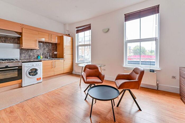 2 Bedroom Flat To Rent In Blackstock Road, Finsbury Park, London, N4