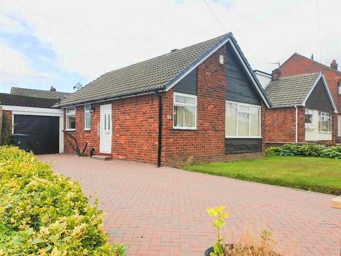 Houses for sale & to rent in WF17 6NJ, Soothill Lane, Batley East Batley