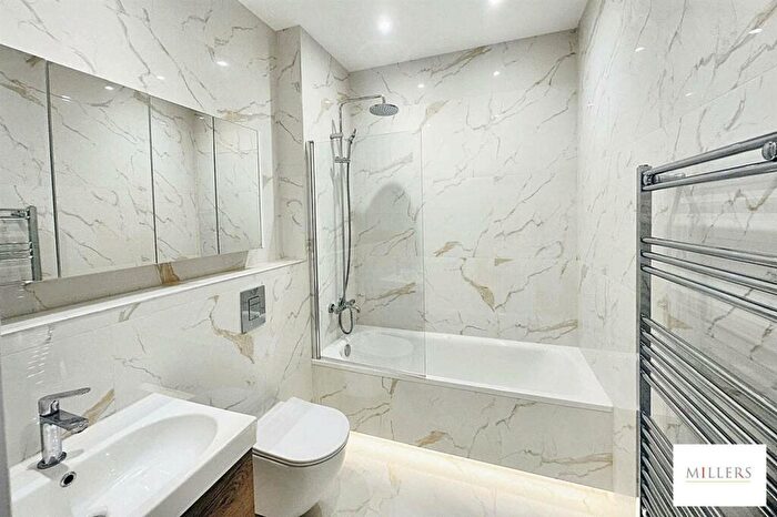 1 Bedroom Flat To Rent In Kestrel House, Bakers Lane, Epping, CM16