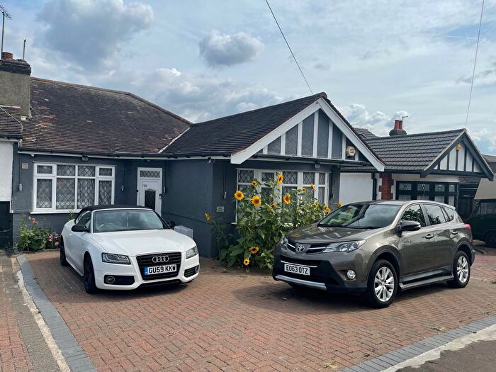 3 Bedroom Semi Detached House To Rent In Kensington Drive, Woodford Green, IG8
