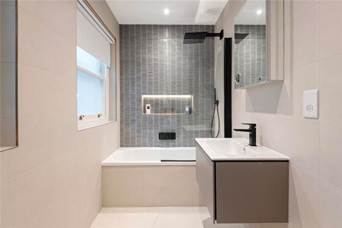 2 Bedroom Apartment To Rent In Redcliffe Square, London, SW10