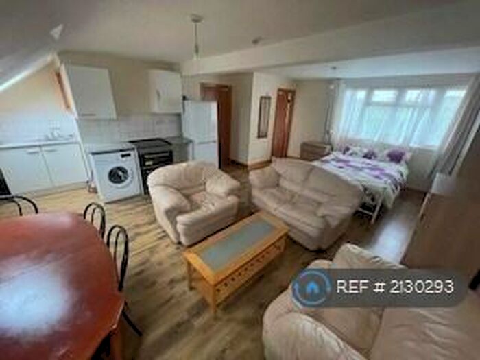 Studio To Rent In Berkshire Gardens, London, N13