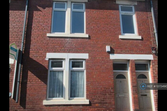 3 Bedroom Flat To Rent In Barrasford Street, Wallsend, NE28
