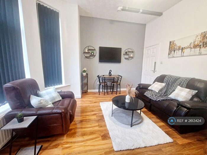 3 Bedroom Flat To Rent In Polygon Road, Manchester, M8