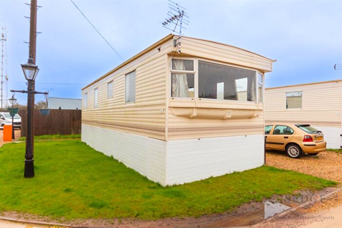 3 Bedroom Mobile Home To Rent In Clay Lake, Spalding, PE12