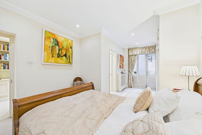 2 Bedroom Flat For Sale In Belgrave Road, Pimlico, London, SW1V