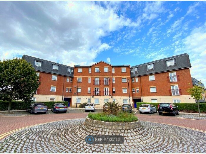 3 Bedroom Flat To Rent In Queensberry Place, London, E12