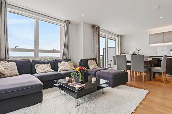 3 Bedroom Flat For Sale In Pump House Crescent, London, TW8