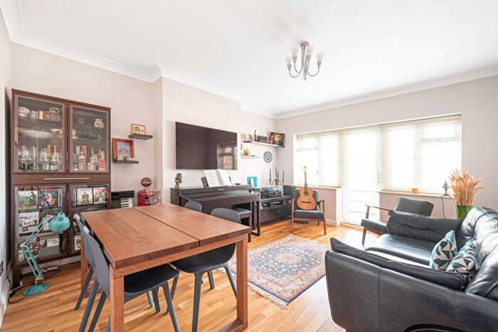 2 Bedroom Flat For Sale In Great North Road, East Finchley, London, N2