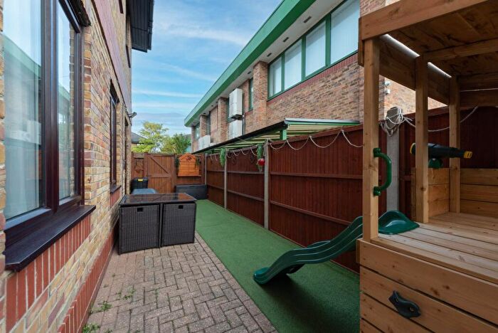 2 Bedroom Flat For Sale In Hanworth Lane, Chertsey, KT16