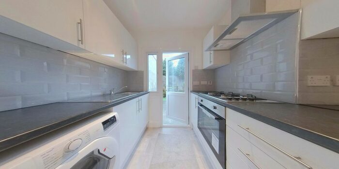 3 Bedroom Maisonette To Rent In Garratt Lane, Earlsfield, Wandsworth, SW18