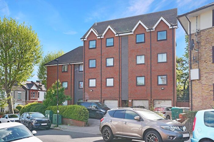 Studio For Sale In Thornlaw Road, London, SE27