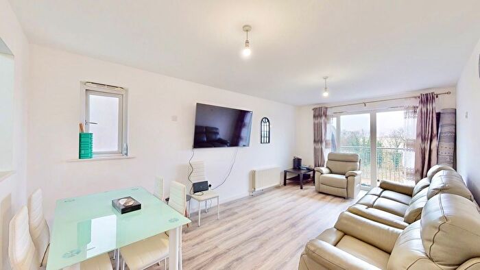 3 Bedroom Flat For Sale In Canalside Gardens, Southall, UB2