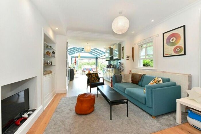 4 Bedroom Flat To Rent In St. Quintin Avenue, London, W10