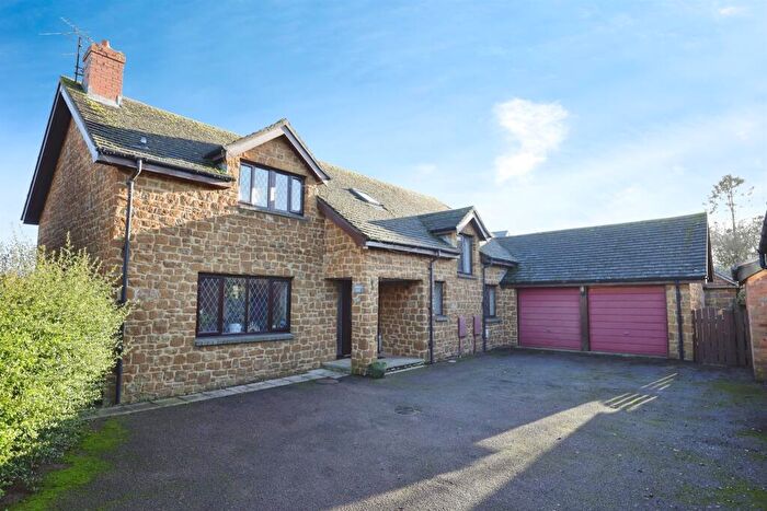 5 Bedroom Detached House For Sale In Byfield Road, Chipping Warden, Banbury, OX17
