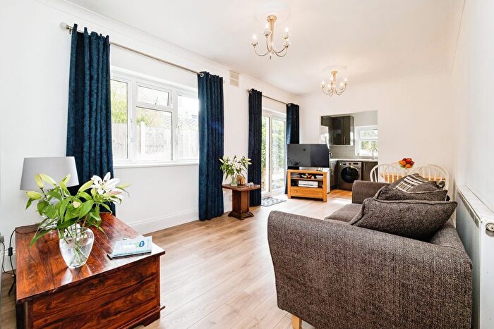 2 Bedroom Flat For Sale In Chingford Mount Road, London, E4