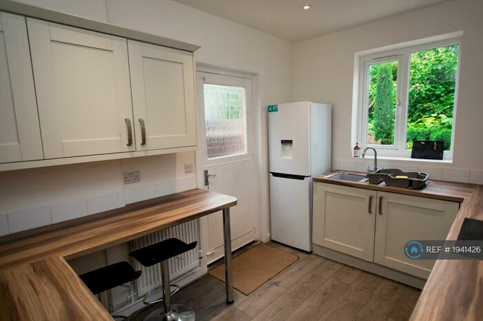 4 Bedroom Semi-Detached House To Rent In Deans Way, Gloucester, GL1