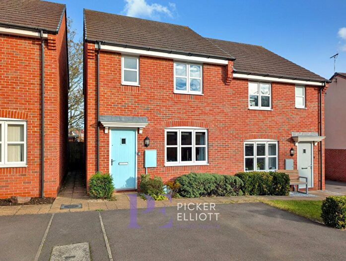 3 Bedroom Semi Detached House For Sale In Holywell Fields, Hinckley, LE10
