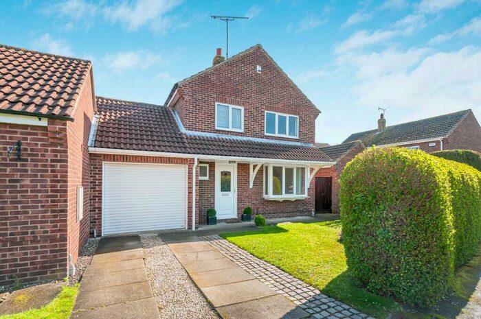 3 Bedroom Link Detached House For Sale In Scotts Garth Drive, Tickton, Beverley, HU17