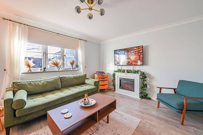 3 Bedroom Property For Sale In Barnsdale Avenue, Canary Wharf, London, E14