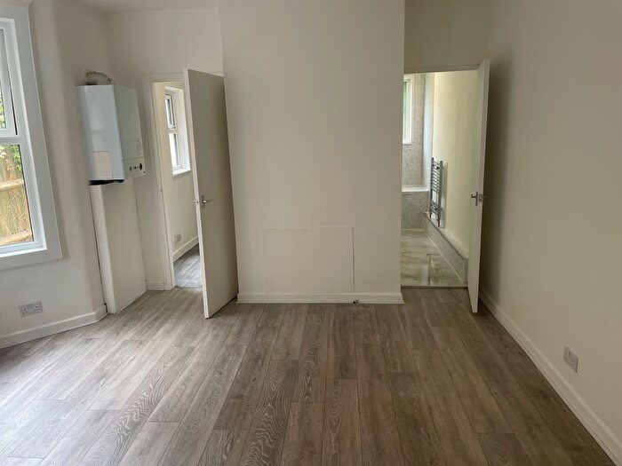 2 Bedroom Flat To Rent In Burdett Avenue, Westcliff-On-Sea, SS0