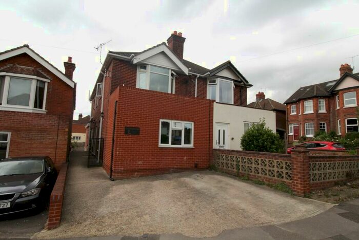 2 Bedroom Flat To Rent In St. Catherines Road, Southampton, Hampshire, SO18