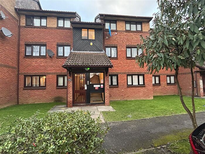 2 Bedroom Flat For Sale In Gatting Close, Edgware, MK44
