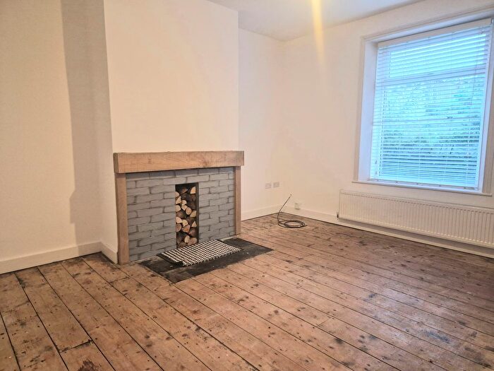 2 Bedroom Property To Rent In Sowerby Bridge, HX6