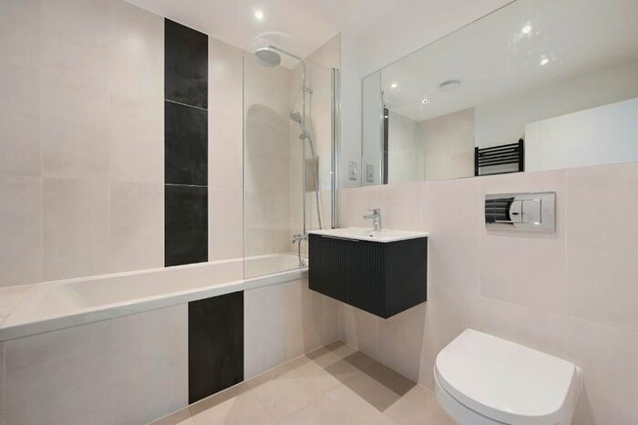 2 Bedroom Flat To Rent In The Grove, Slough, Berkshire, SL1