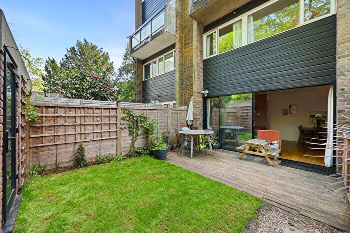 3 Bedroom Flat For Sale In Redhill Court, London, SW2