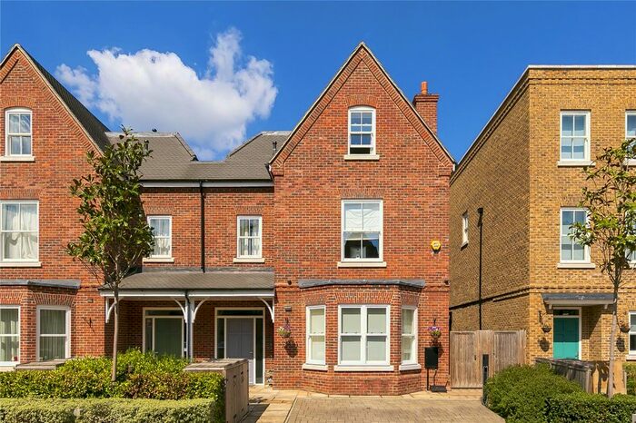 5 Bedroom Semi-Detached House To Rent In Barrons Chase, Richmond, TW10