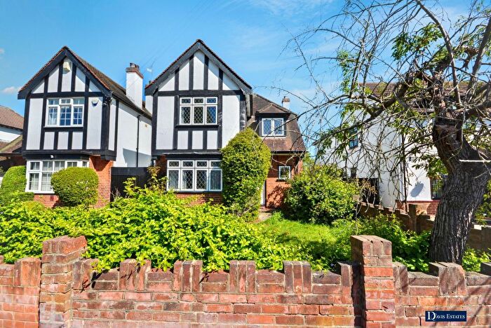 3 Bedroom Detached House For Sale In Rockingham Avenue, Hornchurch, RM11