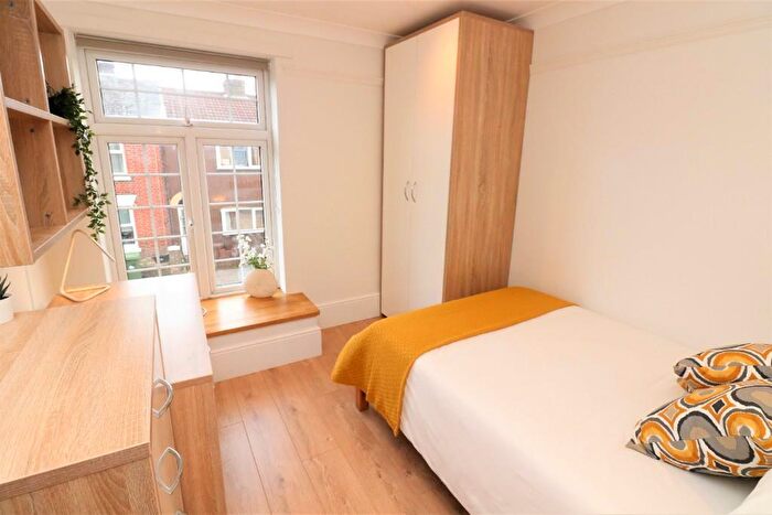 4 Bedroom House To Rent In Dover Street, SO14